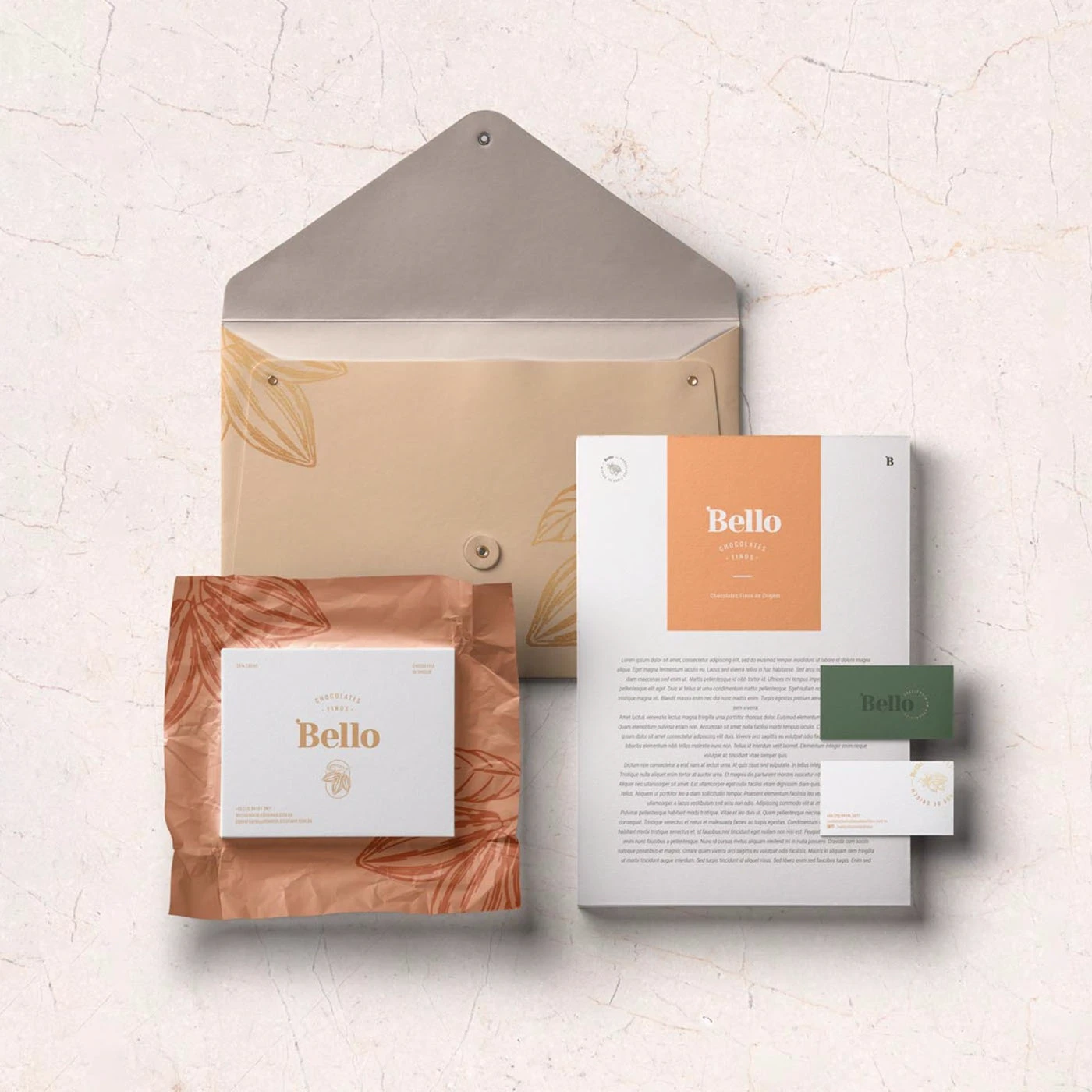 Composição de embalagens da Bello com papel kraft, envelope e barra de chocolate