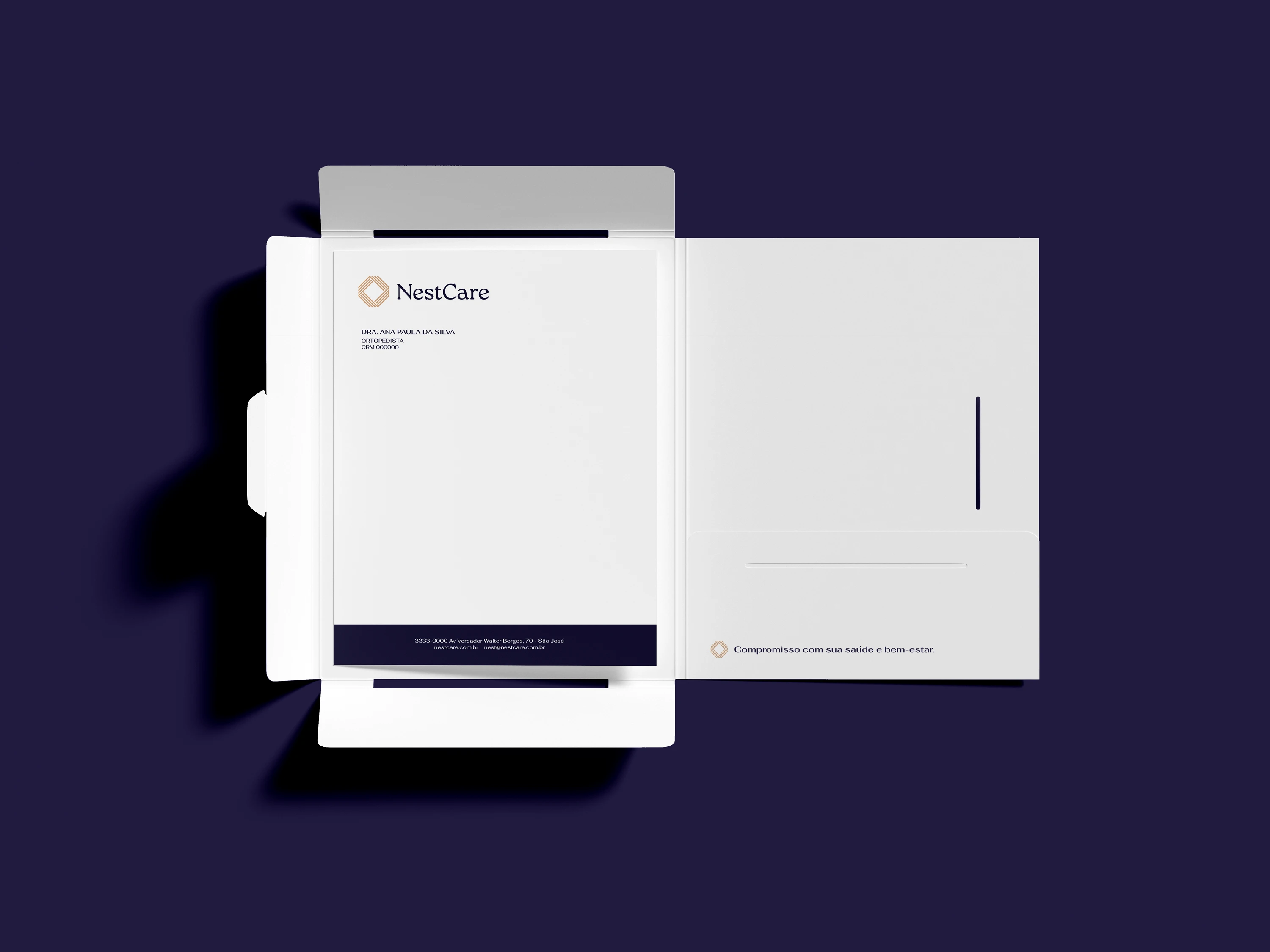 Papelaria institucional da NestCare com pastas e documentos