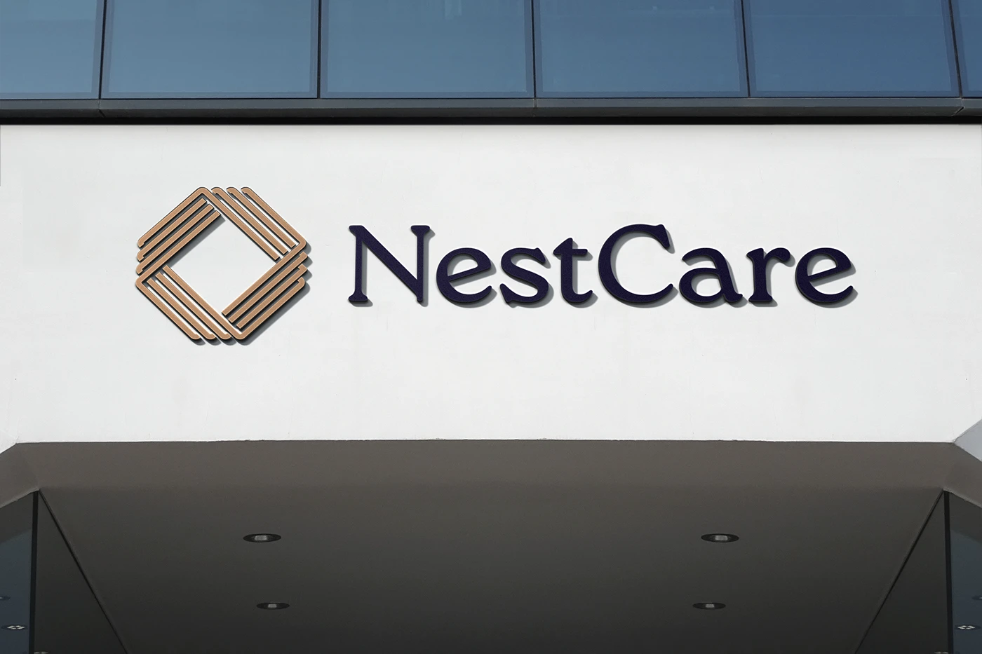 Letreiro da NestCare aplicado em fachada